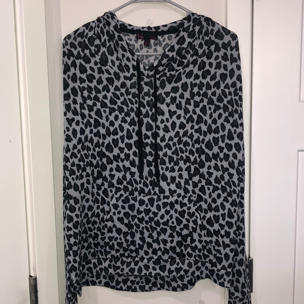 T/O | Sweater| Women’s| Black & Gray| Size L| Leopard print hoodie top.